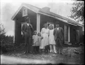 Det här är vid John Hedmans stuga i Åbyggeby. Han står själv till höger med dottern Lisa och hustrun Ester, halvsyster till David Brundin. Till vänster David med döttrarna Ingrid och Karin.