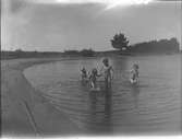 David Brundin med sina tre döttrar som badar.