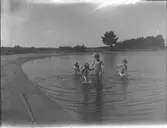 David Brundin med sina tre döttrar som badar.