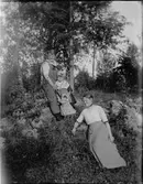 Ett foto taget ute i Åbyggeby, Holmstedts sommarnöje. Längst bak Hildur Holmstedt med Ingrid Brundin i famnen. Nedanför sitter en annan halvsyster till David Brundin som heter Hilma.