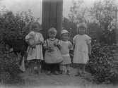Längst till höger Karin och Ingrid Brundin med lekkamrater. Bilden kan vara från 1916-17.