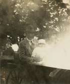 En bild från 1922-23, David Brundin sitter i en schäs, dragen med hästar.