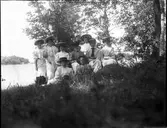 Här syns systrar till Elna Brundin samt en del väninnor. Elna i mitten längst bak.