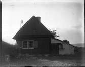 En sommarstuga hos en fiskare i Ytterharnäs som Elna och David Brundin hyrde när dom var nygifta, 1913-14.