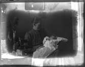 Elna Brundins förstfödda Ingrid i knät på mormodern Anna Larsdotter Olsson, 1913.