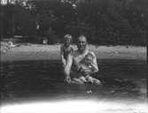 David Brundin badar med dottern Eva och sonen Sören, 1922-23.