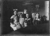 Det här är i Hemlinggrind. Från vänster Ellen Larsson (kusin till Elna), Karin och Ingrid Brundin längst fram. De två barnen till höger okända. Foto ca 1919.
