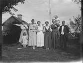 En blandning av släktingar. David Brundin näst längst till höger med troligen Karin på axeln. Foto 1918.