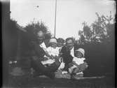 David Brundin till vänster med döttrarna Karin och Ingrid. Mannen till höger okänd. Foto ca 1918.