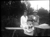 Elna Brundins bror Einar Olsson som var kassör på Korsnäsbolaget i Bomhus. Här sitter han med sin hustru Ellen, som var bördig från Strömsbro, och deras förstfödde Bengt, 1922. Familjen bodde i Holmsunds herrgård, som tjänstebostad.