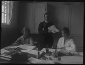 Hanna Olsson, Elna Brundins syster, kom till Stockholm och fick tjänst som kontorist på Städernas allmänna brandstodsbolag. Det här torde vara från kontoret. Hanna till vänster.