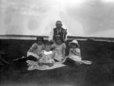 Pappa David Brundin med familj, Elnas barn, 1923.