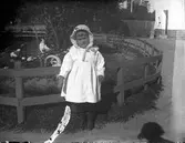 Eva Brundin på gården till Södra Centralgatan 26. Ägaren av fastigheten var en herr Lysén som hade en sågfabrik. I mitten av rondellen stod en hängalm. Här fanns tydligen också höns.