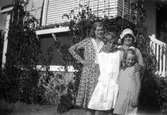 Hildur Holmstedt till höger, framför henne står dottern Lilian. Till vänster om Lilian står Eva Brundin och längst till vänster Ingrid Brundin, här 17-18 år. Foto efter Elna Brundins död, Ingrid fick då i stort överta moderns roll. Foto från Holmstedts lantställe i Åbyggeby, Granberga.