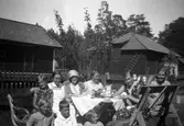 Foto från Brämen, ca 1928. Längst fram sitter Eva Lundberg, Sören Brundin och Karin Lundberg, barn till arrendatorn. Bakom dom från vänster: Eva Brundin, syster Elin, Elna Brundin, arrendatorsfrun Lundberg, Karin och Ingrid Brundin.