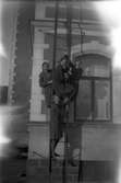 Utanför Berlins sjukhem, där dom hade en s k brandstege, som Ingrid Brundin med väninnor har klättrat upp på och blev förevigade.
