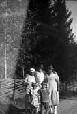 På promenad i Åbyggeby, familjen Holmstedts sommarställe. På bilden från vänster: Hildur Holmstedt, Elna Brundin och Ester Hedman. Barnen längst fram är Lilian Holmstedt, dotter till Hildur, och Sören Brundin. Foto ca 1926.