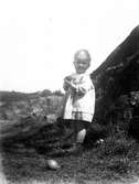 Ingrid Brundin, 3-4 år, ca 1917. Hon hade psoriasis och måste raka av håret för att få behandling.