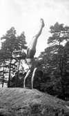 Här visar sig Ivar Åkerlöf på styva linan, han var duktig i gymnastik.