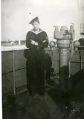 Gåva av Kenneth Larsson, son till Gösta Larsson. Fotografier från Gösta Larssons tjänstgöring i flottan. Fotografier från 1937 - 1954.
Okänd sjöman