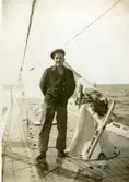 Gåva av Kenneth Larsson, son till Gösta Larsson. Fotografier från Gösta Larssons tjänstgöring i flottan. Fotografier från 1937 - 1954.
Vid ubåtsskolan 1938 sjömannen heter Mack