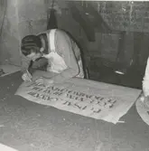 Slottskyrkans renovering Utskärning av mall till dekoration.