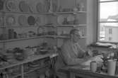 Konstnär Arthur Percy i sin atelje. Mars 1947.