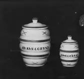 Havregryn och ingefärsburk.