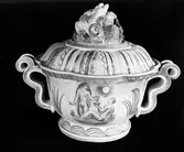 Vinbål med skulterat lock.