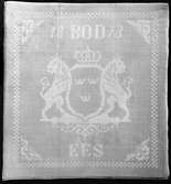 Servett med riksvapnet flankerat av lejon. Datering 1873 och initialerna BOD EES.