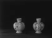 Två vaser, modell R, från Gefle Porslinsfabrik.