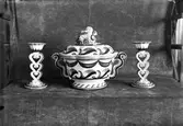Vinbål med skulpterat lock samt två ljusstakar, modell H, Gefle Porslinsfabrik.