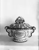 Vinbål med skulpterat lock.