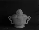 Vinbål med skulpterat lock.