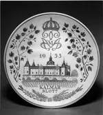 Slottstallrik: motiv  Kalmarslott. Tillverkad av Arthur Percy, 1955.