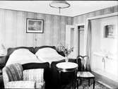 Grand Central Hotell. Sovrumsinteriör. Den 10 juli 1929.
Byggdes 1875 - 76 och fick namnet Hotel Prins Oscar, nuvarande namnet erhölls år 1891 och gjordes om till ett moriskt kafé. 1896 uppfördes i anslutning till trädgården en musikpaviljong i barockstil. 1919 köpte Oscar Zedrén hotellet.