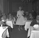 Mannekänguppvisning på Centralhotellet. 19 september 1956.