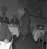 Mannekänguppvisning på Centralhotellet. 19 september 1956.