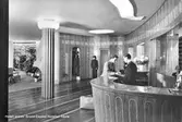 Hotell-entrén. Grand Centralhotellet. Gävle. Byggdes år 1875-1876 efter stadsbranden 1869. Huvudfasaden låg  mot Norra Centralgatan och hotellet hette Prins Oscar Ägare var Axel Bergström på Stadshotellet. Hotellet byggts ut med en fasad mot Nygatan döptes det om till Centralhotellet, genomgick under åren till 1919 ett flertal ägarbyten, då det köptes av Oscar Zedrén. Under tiden  byggts ut på norra sidan, mot Ruddammsgatan, med restaurang, kafé och trädgård