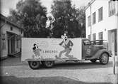 Ahlgrens tekniska fabrik, augusti 1944
Musse Pigg och Jan Långben gör reklam för Läkerol