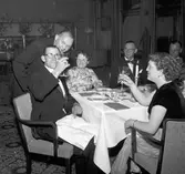 Ahlgrens Tekniska Fabrik AB, 70 årsjubileum.  Middag och medaljutdelning på Central Hotellet. 8 juni 1956.
