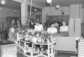 Ahlgrens Tekniska fabrik. Interiör från fabriken.           26 oktober 1948. Pressvisning.