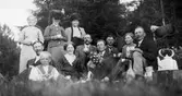 Utflykt till skogen från vänster 1. Elsa Ö. Hedlund, 2. Lars Fällgren, 3. John Östlund, 4. Maria Östlund, 5. Levina Ö. Fällgren, 6. Anna Östblom, 7. okänd, 8. Jinus Östlund,  9. Jöns Östblom, 10. Mary Ö. Engberg och 11. Lars Östlund.