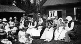 Syföreningen den 5 juli 1920 vid Sundins. 1. Linnea E. Sundgren (flicka) 2 - 4. Okända 5. Hanna Englund B.    6. Augusta Englund 7. Kersti Hägglund 8. Anna Östblom 9. Maria Sundin 10 Lars Zetterlund 11 - 12. Okända     13. Anna Axlund 14 - 15. Okända