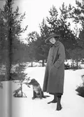 Kvinna med hund. Tidsomfånget är 1900 - 1940