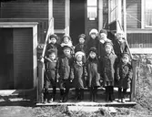 Barn på trappan. Tidsomfånget är 1900 - 1940