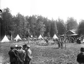 Militäruppvisning. Tidsomfånget är 1900 - 1940
