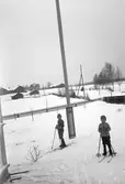Ragnar och Folke på skidor.                       Tidsomfånget är 1900 - 1940