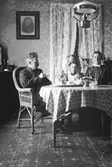 Pappa, Marta och Faster Margret.                      Tidsomfånget är 1900 - 1940