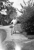 I trädgården. Tidsomfånget är 1900 - 1940